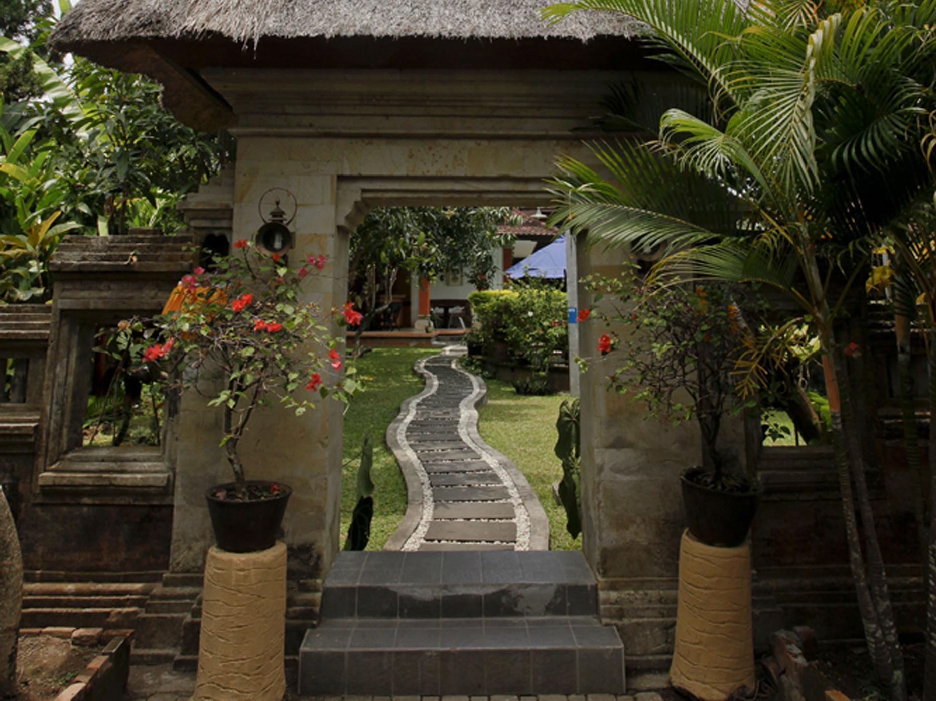 Yulia Village Inn Ubud Exterior photo