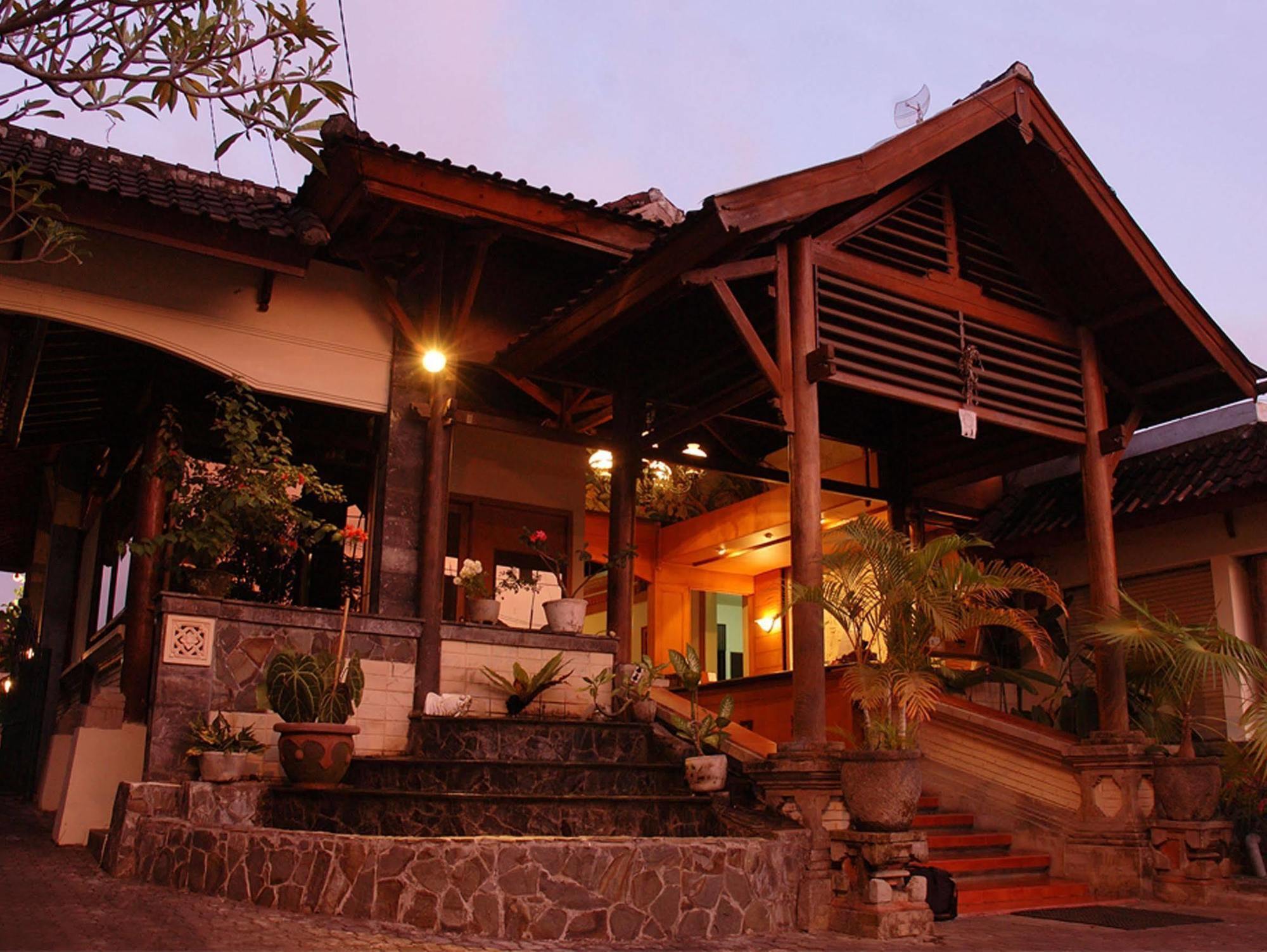 Yulia Village Inn Ubud Exterior photo